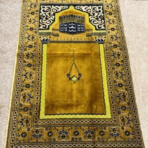 Vintage Muslim Prayer Rug/Tapestry Temple Pillars Good Condition Gold 44” x 27”